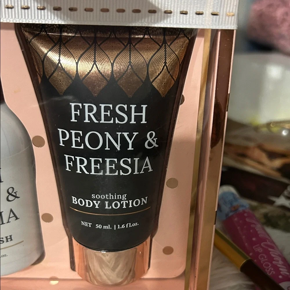 Fresh Peony & Freesia Body Wash Gift Set - Picture 5 of 7
